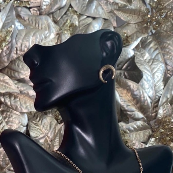 NEW Crescent Moon Earrings in Gold - Picture 3 of 4